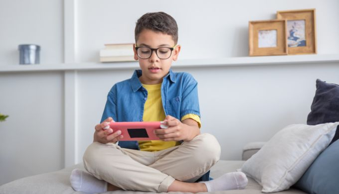 ゲームで遊ぶ子供